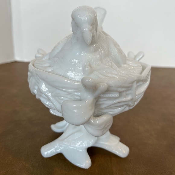 Vintage Westmoreland Milk Glass Bird in Nest Covered Candy/Trinket Dish - Picture 2 of 9